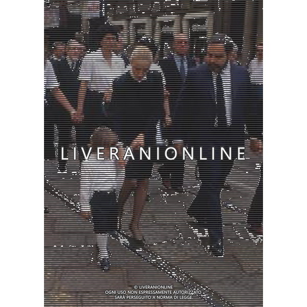 DIAP-RETROSPETTIVA ELEONORA GIORGI ATTRICE NELLA FOTO ELEONORA GIORGI CON ANGELO RIZZOLI AI FUNERALI DI ANDREA RIZZOLI A MILANO CON IL FIGLIO ANNO 1983 AG ALDO LIVERANI SAS