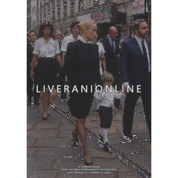 DIAP-RETROSPETTIVA ELEONORA GIORGI ATTRICE NELLA FOTO ELEONORA GIORGI CON ANGELO RIZZOLI AI FUNERALI DI ANDREA RIZZOLI A MILANO CON IL FIGLIO ANNO 1983 AG ALDO LIVERANI SAS