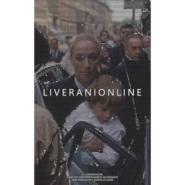 DIAP-RETROSPETTIVA ELEONORA GIORGI ATTRICE NELLA FOTO ELEONORA GIORGI AI FUNERALI DI ANDREA RIZZOLI A MILANO CON IL FIGLIO ANNO 1983 AG ALDO LIVERANI SAS  
