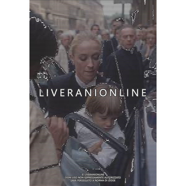 DIAP-RETROSPETTIVA ELEONORA GIORGI ATTRICE NELLA FOTO ELEONORA GIORGI AI FUNERALI DI ANDREA RIZZOLI A MILANO CON IL FIGLIO ANNO 1983 AG ALDO LIVERANI SAS  