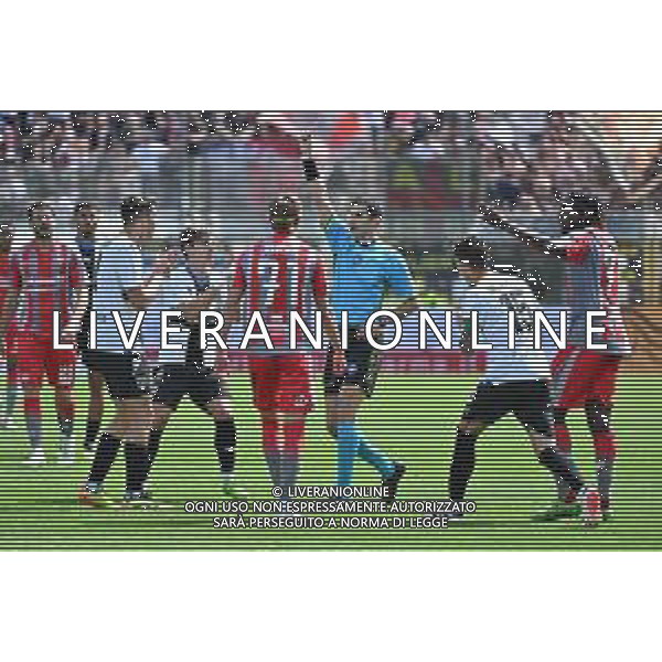 TVRG Parma vs Cremonese nella foto l\'arbitro Matteo Gualtieri di Asti espelle Botond Balogh (Parma) per fallo da ultimo uomo Parma 05-05-2024 Stadio Ennio Tardini Campionato Serie BKT - 37a giornata foto Roberto Garavaglia/Agenzia Aldo Liverani sas
