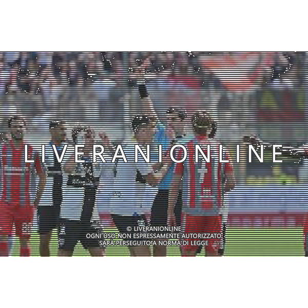 TVRG Parma vs Cremonese nella foto l\'arbitro Matteo Gualtieri di Asti espelle Botond Balogh (Parma) per fallo da ultimo uomo Parma 05-05-2024 Stadio Ennio Tardini Campionato Serie BKT - 37a giornata foto Roberto Garavaglia/Agenzia Aldo Liverani sas