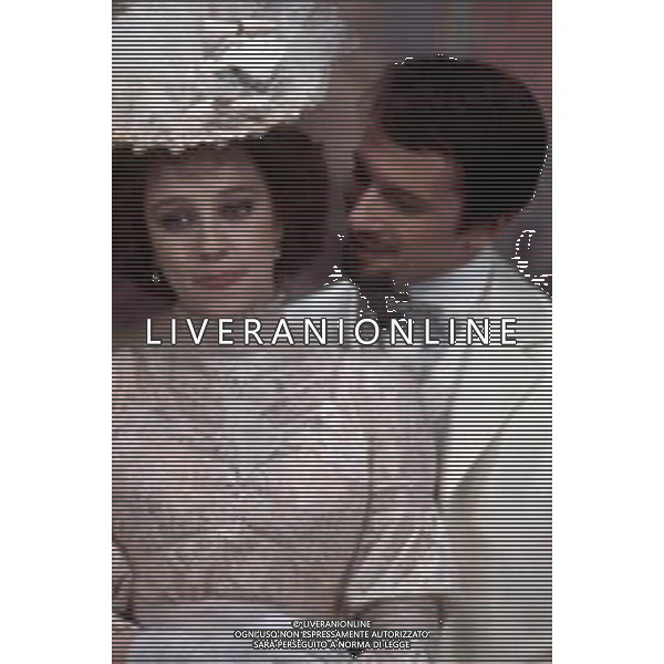 DIAP-RETROSPETTIVA ELEONORA GIORGI ATTRICE NELLA FOTO ELEONORA GIORGI CON ALDO REGGIANI SUL SET DELLA MINI SERIE TELEVISIVA “CASTIGO“NELL\'ANNO 1982 FOTO EDGARDO DELLA SCORCIOSA- AG ALDO LIVERANI SAS