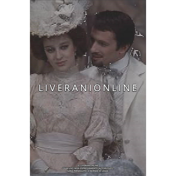DIAP-RETROSPETTIVA ELEONORA GIORGI ATTRICE NELLA FOTO ELEONORA GIORGI CON ALDO REGGIANI SUL SET DELLA MINI SERIE TELEVISIVA “CASTIGO“ NELL\'ANNO 1982 FOTO EDGARDO DELLA SCORCIOSA- AG ALDO LIVERANI SAS