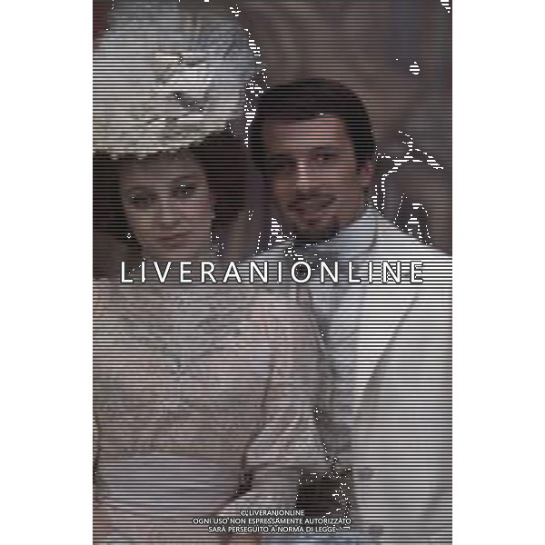 DIAP-RETROSPETTIVA ELEONORA GIORGI ATTRICE NELLA FOTO ELEONORA GIORGI CON ALDO REGGIANI SUL SET DELLA MINI SERIE TELEVISIVA “CASTIGO“ NELL\'ANNO 1982 FOTO EDGARDO DELLA SCORCIOSA- AG ALDO LIVERANI SAS