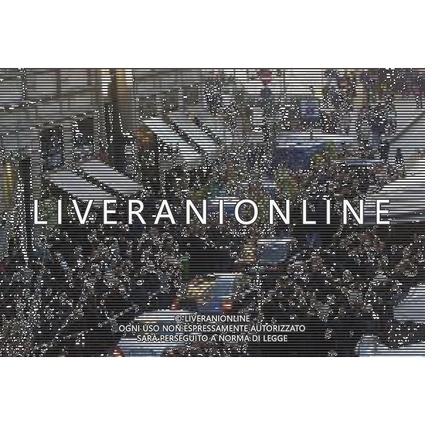 milano 03/01/03 piccolo teatro di via rovello dove è stata allestita la camera ardente per la morte di giorgio gaber nella foto feretro deposto nel carro funebre foto mario romano/ag. aldo liverani