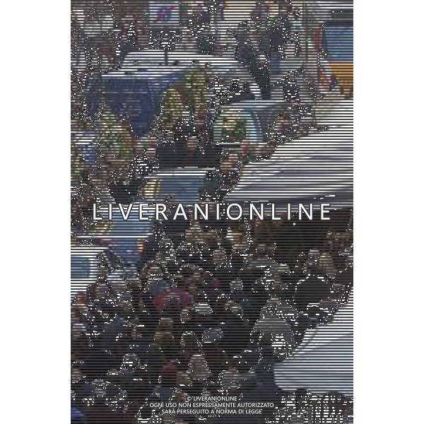 milano 03/01/03 piccolo teatro di via rovello dove è stata allestita la camera ardente per la morte di giorgio gaber nella foto il corteo funebre passa attraverso la folla foto mario romano/ag. aldo liverani