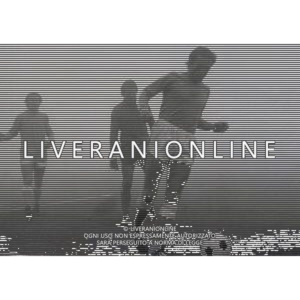 NEG-25-11-1979 MILANO CAMPIONATO DI CALCIO SERIE A MILAN-NAPOLI SOSPESA PER NEBBIA NELLA FOTO AZIONE DI GIOCO AG ALDO LIVERANI SAS