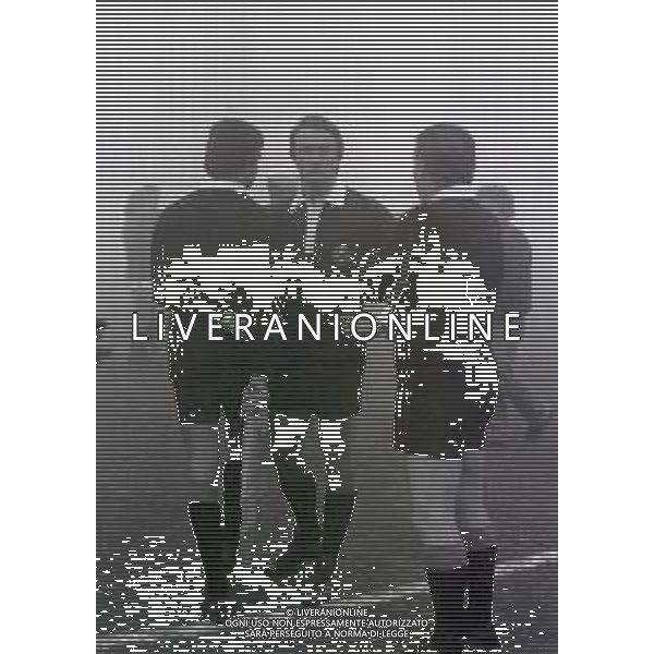 NEG-25-11-1979 MILANO CAMPIONATO DI CALCIO SERIE A MILAN-NAPOLI SOSPESA PER NEBBIA NELLA FOTO L\'ARBITRO BERGAMO PAOLO SOSPENDE LA PARTITA AG ALDO LIVERANI SAS