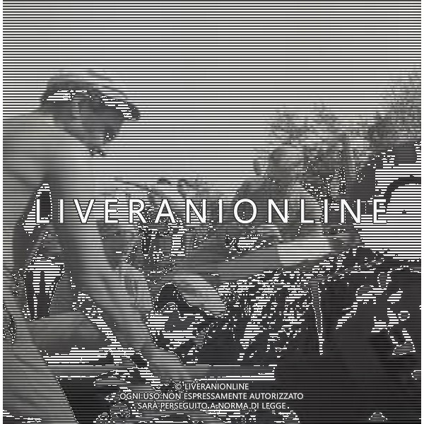 NEG-1955 CIVITELLA DI CESI SCAVI E RICERCHE CIVILTA\' ETRUSCHE NELLA FOTO IL RE GUSTAVO DI SVEZIA PARTECIPA ALLE RICERCHE DELLA CIVILTA ETRUSCA NEL PAESE DI CIVITELLA DI CESI ANNO 1955 FOTO SANDRO VESPASIANI-AG ALDO LIVERANI SAS