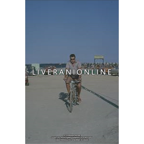 DIAP-RETROSPETTIVA PIETRO LONGO POLITICO NELLA FOTO PIETRO LONGO NELL\'ANNO 198O AL MARE AG ALDO LIVERANI SAS