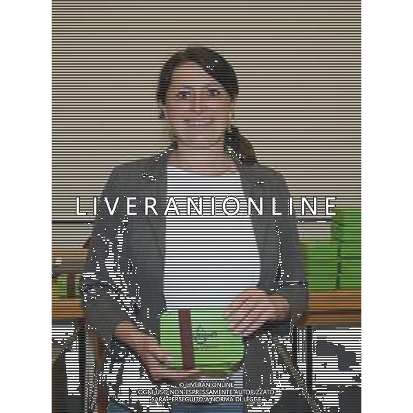 IMOLA 08 05 2024 AL VIA "RIUSIAMO A MERENDA", IL PROGETTO DEL COMUNE DI IMOLA PER RIDURRE LA PRODUZIONE DI PLASTICA MONOUSO E PROMUOVERE SANI STILI DI VITA AllíIstituto Comprensivo 2 líincontro con studentesse e studenti per condividere il valore che hanno le azioni quotidiane di ognuno per salvaguardare líambiente NELLA FOTO ASSESSORE ELISA ©SANNA / AGENZIA ALDO LIVERANI SAS