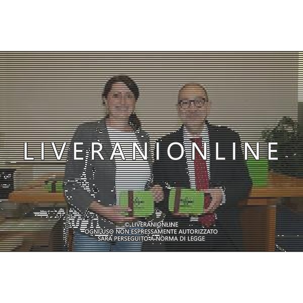 IMOLA 08 05 2024 AL VIA "RIUSIAMO A MERENDA", IL PROGETTO DEL COMUNE DI IMOLA PER RIDURRE LA PRODUZIONE DI PLASTICA MONOUSO E PROMUOVERE SANI STILI DI VITA AllíIstituto Comprensivo 2 líincontro con studentesse e studenti per condividere il valore che hanno le azioni quotidiane di ognuno per salvaguardare líambiente NELLA FOTO ASSESSORE ELISA SPADA E VICE SINDACO FABRIZIO CASTELLARI ©SANNA / AGENZIA ALDO LIVERANI SAS