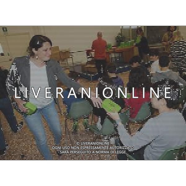 IMOLA 08 05 2024 AL VIA "RIUSIAMO A MERENDA", IL PROGETTO DEL COMUNE DI IMOLA PER RIDURRE LA PRODUZIONE DI PLASTICA MONOUSO E PROMUOVERE SANI STILI DI VITA AllíIstituto Comprensivo 2 líincontro con studentesse e studenti per condividere il valore che hanno le azioni quotidiane di ognuno per salvaguardare líambiente NELLA FOTO ASSESSORE ELISA SPADA ©SANNA / AGENZIA ALDO LIVERANI SAS