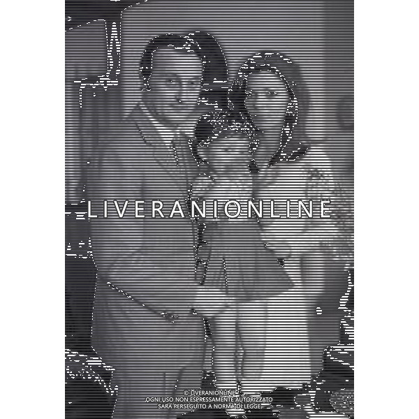 NEG-RETROSPETTIVA VALERIA FABRIZI ATTRICE NELLA FOTO VALERIA FABRIZI CON IL MARITO TATA GIACOBETTI E LA FIGLIA A ROMA NELL\'ANNO 1968 AG ALDO LIVERANI SAS 
