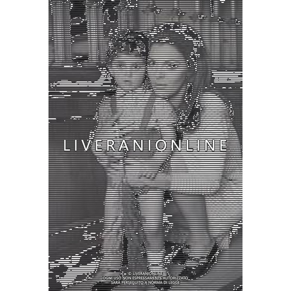 NEG-RETROSPETTIVA VALERIA FABRIZI ATTRICE NELLA FOTO VALERIA FABRIZICON LA FIGLIA A ROMA NELL\'ANNO 1968 AG ALDO LIVERANI SAS  