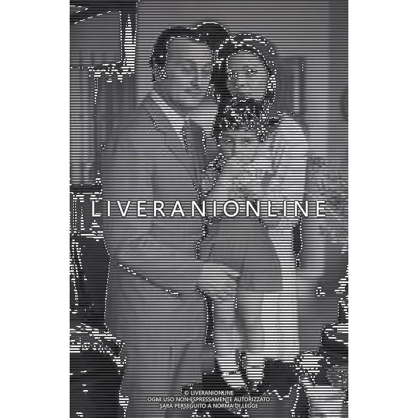 NEG-RETROSPETTIVA VALERIA FABRIZI ATTRICE NELLA FOTO VALERIA FABRIZI CON IL MARITO TATA GIACOBETTI E LA FIGLIA A ROMA NELL\'ANNO 1968 AG ALDO LIVERANI SAS 