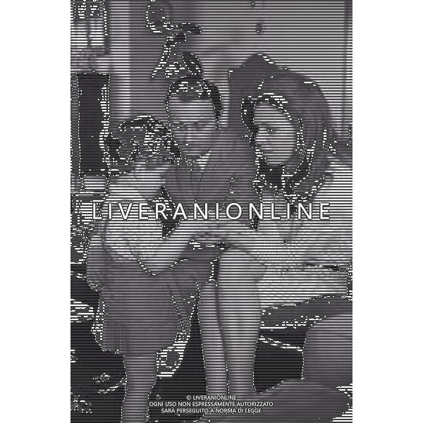 NEG-RETROSPETTIVA VALERIA FABRIZI ATTRICE NELLA FOTO VALERIA FABRIZI CON IL MARITO TATA GIACOBETTI E LA FIGLIA A ROMA NELL\'ANNO 1968 AG ALDO LIVERANI SAS 