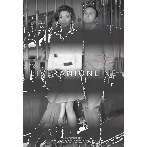 NEG-RETROSPETTIVA VALERIA FABRIZI ATTRICE NELLA FOTO VALERIA FABRIZI CON IL MARITO TATA GIACOBETTI E LA FIGLIA A ROMA NELL\'ANNO 1968 AG ALDO LIVERANI SAS 