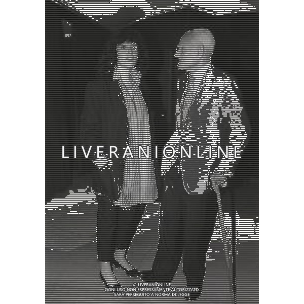 NEG-RETROSPETTIVA ALBERTO MORAVIA SCRITTORE NELLA FOTO ALBERTO MORAVIA CON OMBRETTA COLLI A MILANO NELL\'ANNO 1986 AG ALDO LIVERANI SAS