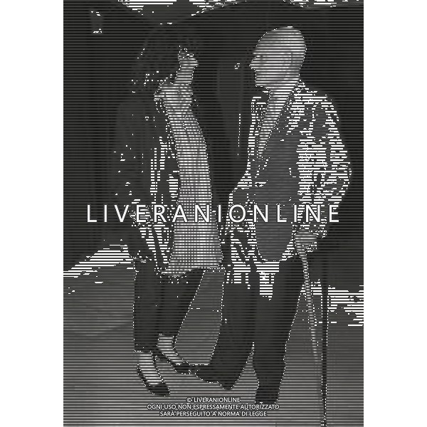 NEG-RETROSPETTIVA ALBERTO MORAVIA SCRITTORE NELLA FOTO ALBERTO MORAVIA CON OMBRETTA COLLI A MILANO NELL\'ANNO 1986 AG ALDO LIVERANI SAS