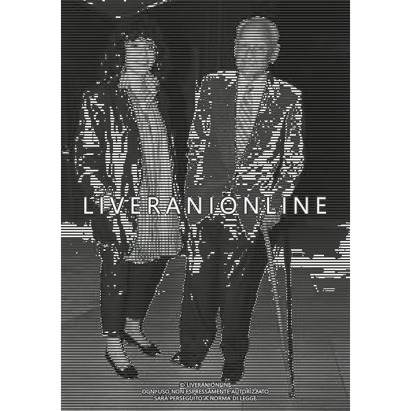 NEG-RETROSPETTIVA ALBERTO MORAVIA SCRITTORE NELLA FOTO ALBERTO MORAVIA CON OMBRETTA COLLI A MILANO NELL\'ANNO 1986 AG ALDO LIVERANI SAS