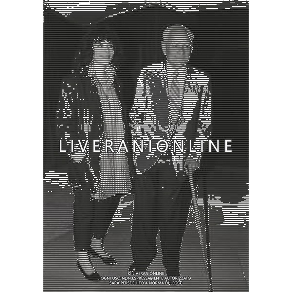 NEG-RETROSPETTIVA ALBERTO MORAVIA SCRITTORE NELLA FOTO ALBERTO MORAVIA CON OMBRETTA COLLI A MILANO NELL\'ANNO 1986 AG ALDO LIVERANI SAS