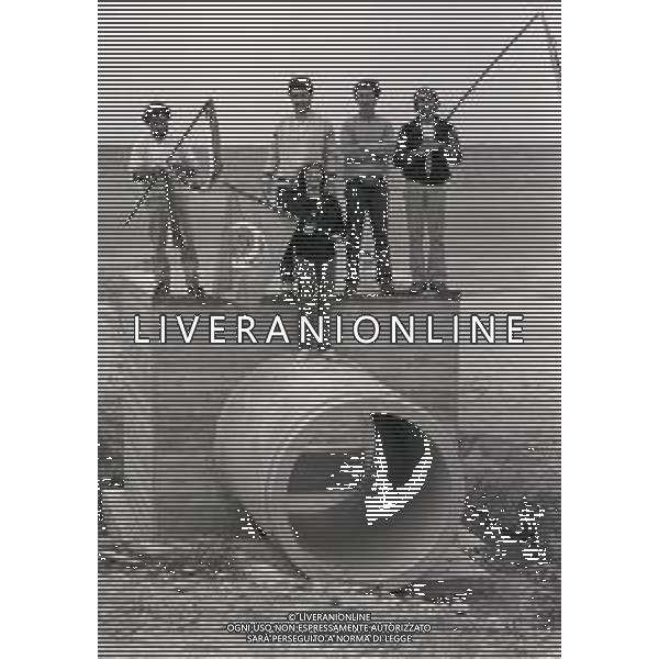 NEG-1986 TRINO VERCELLESE MANIFESTAZIONE ANTINUCLEARE DAVANTI ALLA CENTRALE NELLA FOTO I MANIFESTANTI AG ALDO LIVERANI SAS