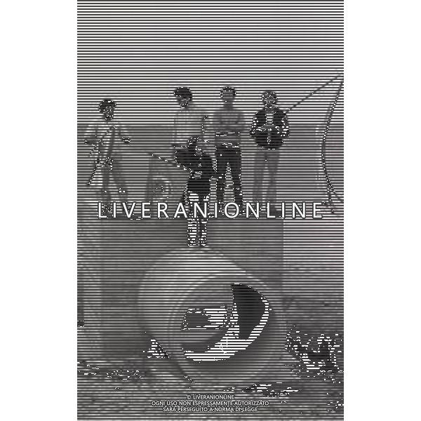 NEG-1986 TRINO VERCELLESE MANIFESTAZIONE ANTINUCLEARE DAVANTI ALLA CENTRALE NELLA FOTO I MANIFESTANTI AG ALDO LIVERANI SAS