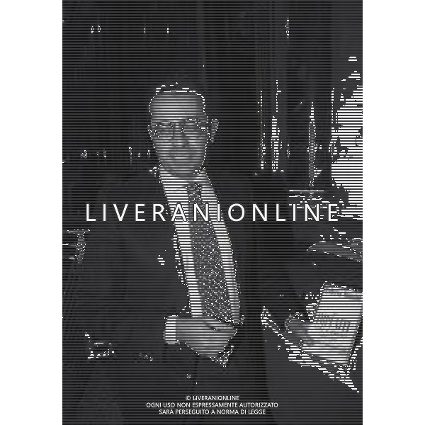 NEG -RETROSPETTIVA ROBERTO MONGINI NELLA FOTO ROBERTO MONGINI A MILANO NELL\'ANNO 1987 PRESENTA IL SUO LIBRO“GLI IMPUNITI STORIA DI ORDINARIA CORRUZZIONE“ AG ALDO LIVERANI SAS