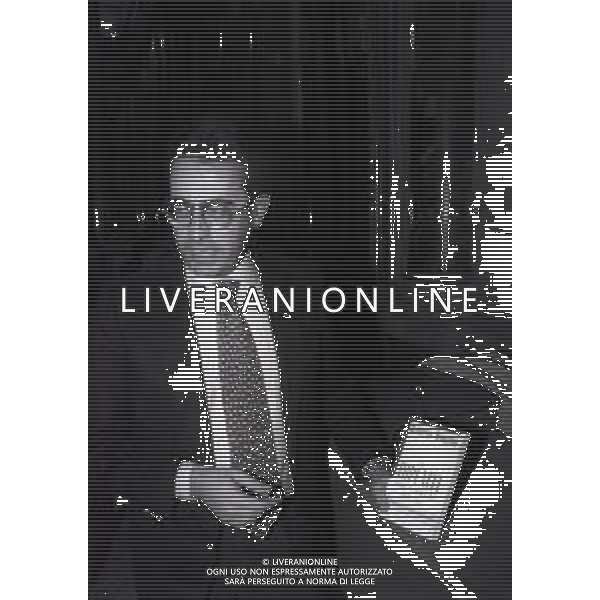 NEG -RETROSPETTIVA ROBERTO MONGINI NELLA FOTO ROBERTO MONGINI A MILANO NELL\'ANNO 1987 PRESENTA IL SUO LIBRO“GLI IMPUNITI STORIA DI ORDINARIA CORRUZZIONE“ AG ALDO LIVERANI SAS