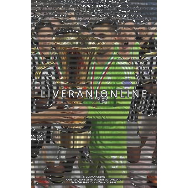 Atalanta vs Juventus - Coppa Italia Freccia Rossa - Finale - Stadio Olimpico - Roma 15-05-2024 nella foto Mattia Perin con la coppa foto federico gaetano-ag aldo liverani sas