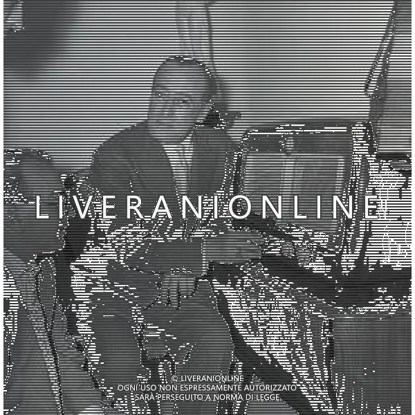 NEG-RETROSPETTIVA ANTONIO DE CURTIS IN ARTE TOTO\' NELLA FOTO ANTONIO DE CURTIS IN ARTE TOTO\' NELL\'ANNO 1953 A ROMA DAVANTI ALLA RADIO FOTO SANDRO VESPASIANI-AG ALDO LIVERANI SAS