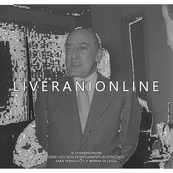 NEG-RETROSPETTIVA ANTONIO DE CURTIS IN ARTE TOTO\' NELLA FOTO ANTONIO DE CURTIS IN ARTE TOTO\' NELL\'ANNO 1953 A ROMA DAVANTI ALLA RADIO FOTO SANDRO VESPASIANI-AG ALDO LIVERANI SAS