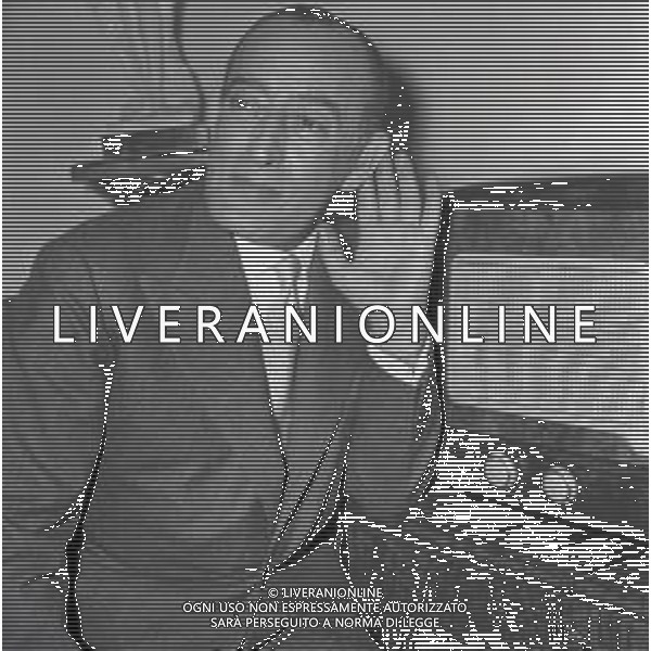 NEG-RETROSPETTIVA ANTONIO DE CURTIS IN ARTE TOTO\' NELLA FOTO ANTONIO DE CURTIS IN ARTE TOTO\' NELL\'ANNO 1953 A ROMA DAVANTI ALLA RADIO FOTO SANDRO VESPASIANI-AG ALDO LIVERANI SAS