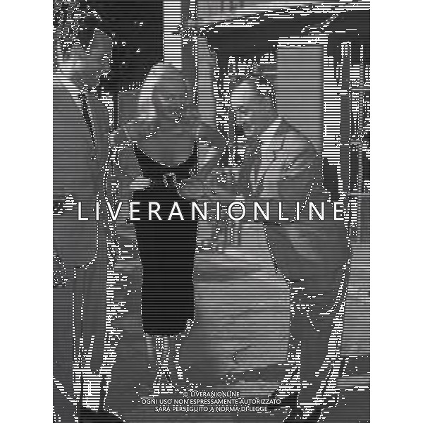 NEG-RETROSPETTIVA ANTONIO DE CURTIS IN ARTE TOTO\' NELLA FOTO ANTONIO DE CURTIS IN ARTE TOTO\' CON MISS AUSTRALIA DORIAN GRAY A ROMA NELL\'ANNO 1950 FOTO SANDRO VESPASIANI-AG ALDO LIVERANI SAS