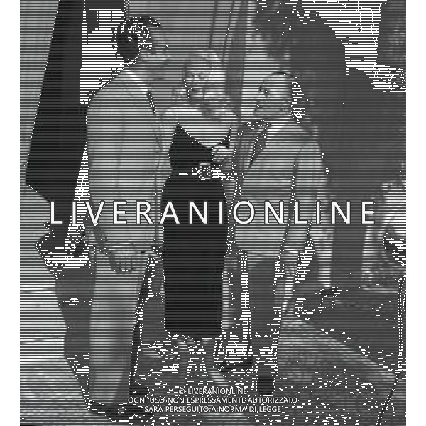 NEG-RETROSPETTIVA ANTONIO DE CURTIS IN ARTE TOTO\' NELLA FOTO ANTONIO DE CURTIS IN ARTE TOTO\' CON MISS AUSTRALIA DORIAN GRAY E TEDDY RENO ROMA NELL\'ANNO 1950 FOTO SANDRO VESPASIANI-AG ALDO LIVERANI SAS
