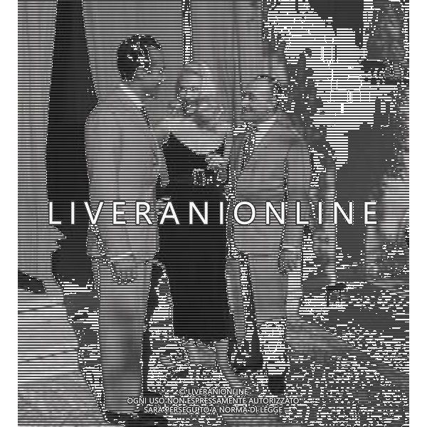 NEG-RETROSPETTIVA ANTONIO DE CURTIS IN ARTE TOTO\' NELLA FOTO ANTONIO DE CURTIS IN ARTE TOTO\' CON MISS AUSTRALIA DORIAN GRAY E TEDDY RENO ROMA NELL\'ANNO 1950 FOTO SANDRO VESPASIANI-AG ALDO LIVERANI SAS