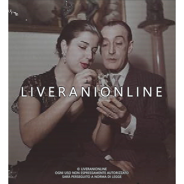 COL-RETROSPETTIVA ANTONIO DE CURTIS IN ARTE TOTO\' NELLA FOTO ANTONIO DE CURTIS IN ARTE TOTO\'CON FRANCA FALDINI IL GIORNO DEL FIDANZAMENTO A ROMA FOTO SANDRO VESPASIANI-AG ALDO LIVERANI SAS