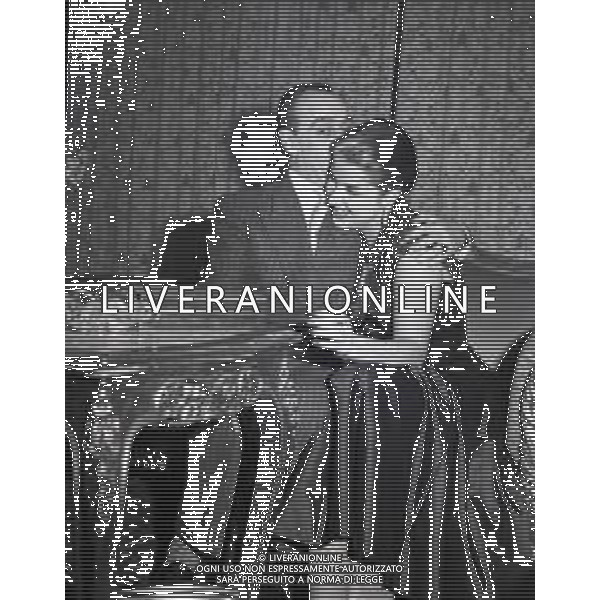 NEG-RETROSPETTIVA ANTONIO DE CURTIS IN ARTE TOTO\' NELLA FOTO ANTONIO DE CURTIS IN ARTE TOTO\'CON FRANCA FALDINI IL GIORNO DEL FIDANZAMENTO A ROMA FOTO SANDRO VESPASIANI-AG ALDO LIVERANI SAS