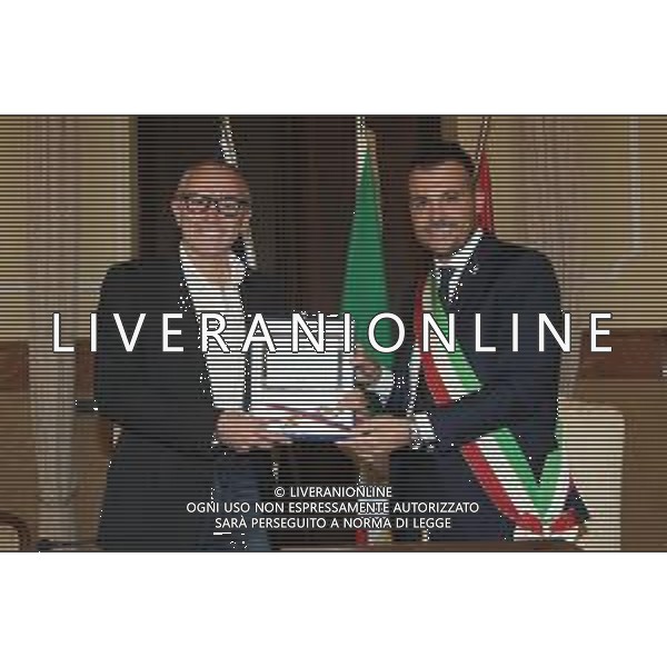 IMOLA 16 05 2024 COMUNE DI IMOLA CONSEGNATE A STEFANO DOMENICALI LA CHIAVE DELLA CITTA\' DI IMOLA NELLA FOTO SINDACO MARCO PANIERI E STEFANO DOMENICALI PRESIDENTE FORMULA 1 CON LA CHIAVE DELLA CITTA\' ©SANNA / AGENZIA ALDO LIVERANI
