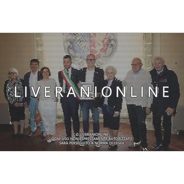 IMOLA 16 05 2024 COMUNE DI IMOLA CONSEGNATE A STEFANO DOMENICALI LA CHIAVE DELLA CITTA\' DI IMOLA NELLA FOTO SINDACO MARCO PANIERI E STEFANO DOMENICALI PRESIDENTE FORMULA 1 CON LA CHIAVE DELLA CITTA\' E FAMIGLIARI DI STEFANO DOMENICALI ©SANNA / AGENZIA ALDO LIVERANI