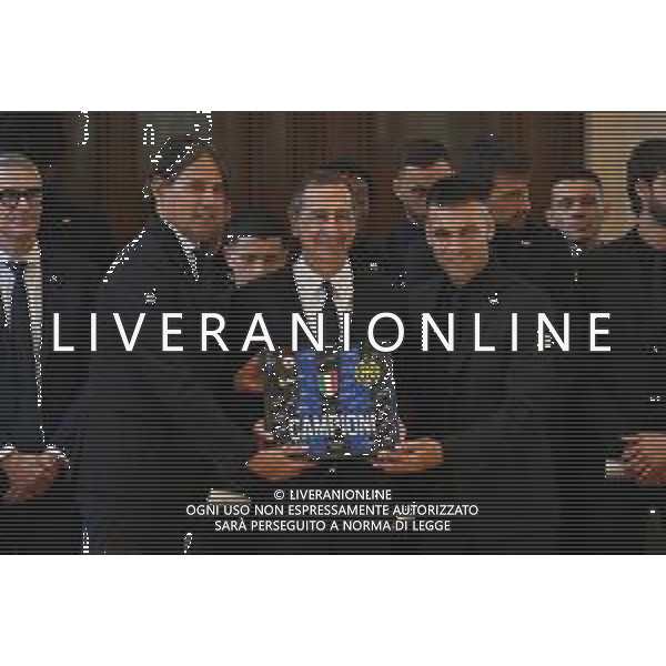 TVRG Ambrogino Inter nella foto Giuseppe Sala sindaco di Milano riceve da Simone Inzaghi allenatore Inter SX e Lautaro Martinez (Inter) DX la maglia con tutte le firme dei giocatori Milano 17-05-2024 Inter premiata con l\'Ambrogino d\'Oro dopo la vittoria della seconda stella foto Roberto Garavaglia/Agenzia Aldo Liverani sas / AGENZIA ALDO LIVERANI SAS