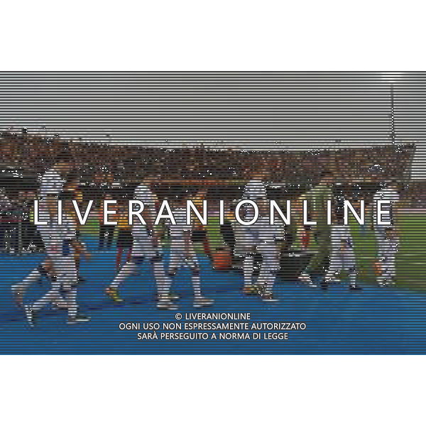 TVEM the players of the two teams enter the field during the Italian soccer Serie A match US Lecce vs Atalanta on May 18, 2024 at Via del Mare Stadium in Lecce, Italy. Photo Emmanuele Mastrodonato/agenzia Liverani / AGENZIA ALDO LIVERANI SAS
