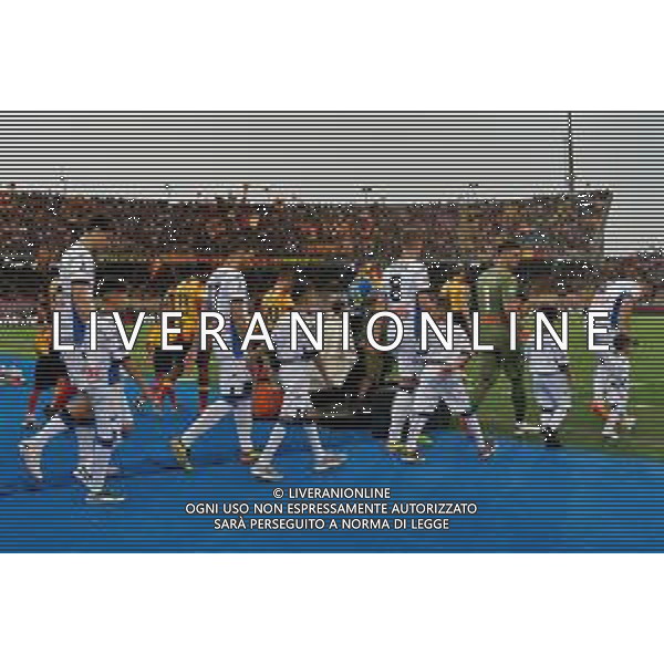TVEM the players of the two teams enter the field during the Italian soccer Serie A match US Lecce vs Atalanta on May 18, 2024 at Via del Mare Stadium in Lecce, Italy. Photo Emmanuele Mastrodonato/agenzia Liverani / AGENZIA ALDO LIVERANI SAS