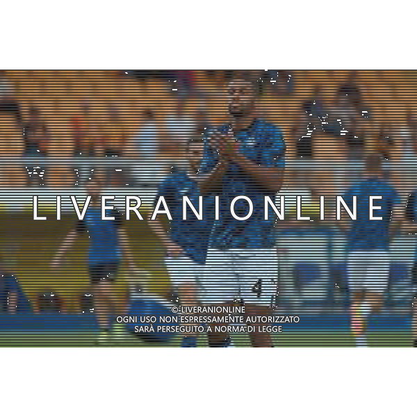 TVEM Isak Hien of Atalanta applauds fans during the Italian soccer Serie A match US Lecce vs Atalanta on May 18, 2024 at Via del Mare Stadium in Lecce, Italy. Photo Emmanuele Mastrodonato/agenzia Liverani / AGENZIA ALDO LIVERANI SAS