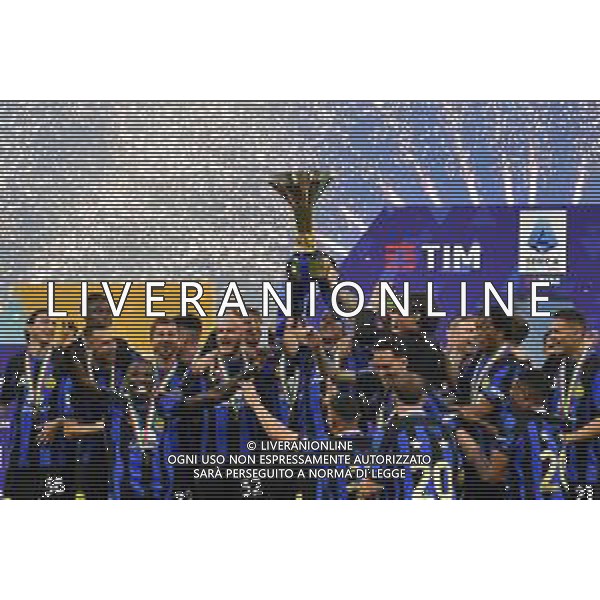 Inter-Lazio Campionato di calcio Serie A 2023/2024 - Stadio Giuseppe Meazza Nella foto: L\'inter alza la coppa dello Scudetto FOTO ANDREA ROSITO-AG ALDO LIVERANI SAS