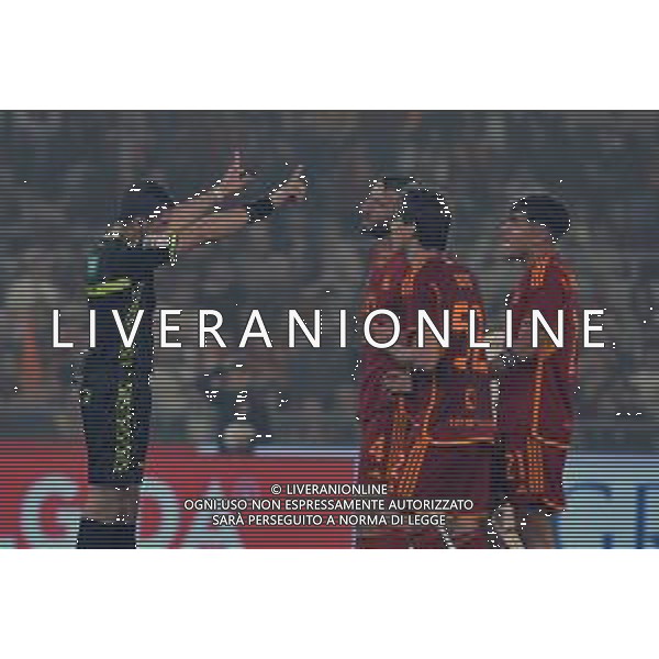 Roma vs Genoa - Campionato Serie A TIM - 37 giornata - Stadio Olimpico - Roma 19-05-2024 nella foto Proteste Roma con arbitro Manganiello ©Federico Gaetano / AGENZIA ALDO LIVERANI SAS