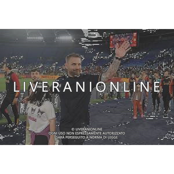 Roma vs Genoa - Campionato Serie A TIM - 37 giornata - Stadio Olimpico - Roma 19-05-2024 nella foto Saluto di daniele De Rossi al pubblico e tifosi ©Federico Gaetano / AGENZIA ALDO LIVERANI SAS