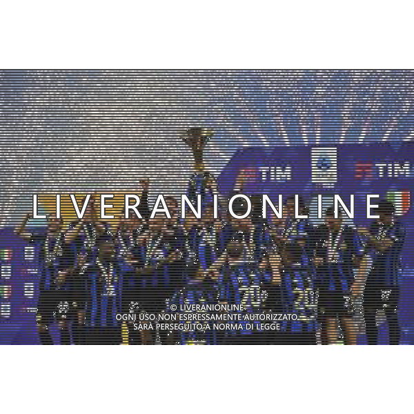 Inter-Lazio Campionato di calcio Serie A 2023/2024 - Stadio Giuseppe Meazza Nella foto: L\'inter alza la coppa dello Scudetto foto andrea rosito-ag aldo liverani sas